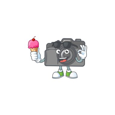 Dijital kamera maskotu stili dondurma yiyor.