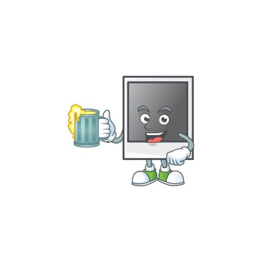 Gülen boş polaroid fotoğraf çerçevesi maskot tasarımı bir bardak bira tutuyor.