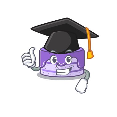 Siyah mezuniyet şapkası takan mutlu ve gururlu bir yaban mersinli pasta.