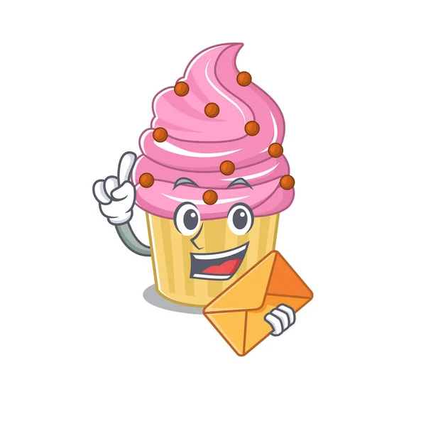 Cara feliz de fresa cupcake mascota diseño con sobre — Vector de stock