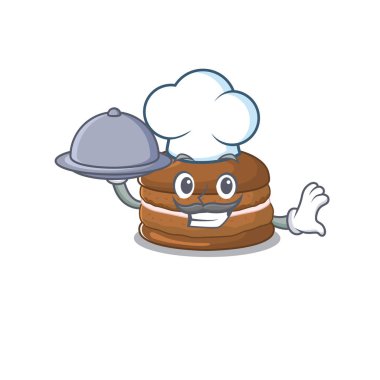 Şefin tepside yemek servisi yaptığı çikolatalı bir makarna resmi.