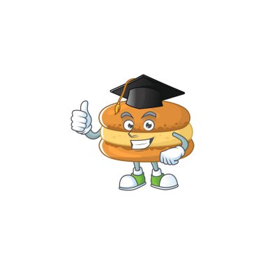 Tören için siyah şapkalı çikolatalı kurabiyelerin mutlu yüzü.