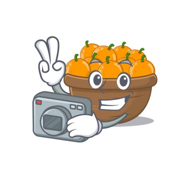 Profesyonel fotoğrafçı olarak turuncu meyve sepeti maskotu tasarımı.