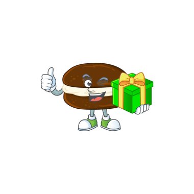 Neşeli turta çizgi film karakteri elinde bir hediye kutusu tutuyor.