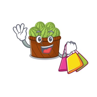 Mutlu zengin karpuz meyve sepeti maskotu tasarımı el sallıyor ve alışveriş torbası tutuyor.