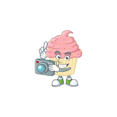 Çilekli kek fotoğrafçısı maskot tasarımı konsepti pahalı bir kamera kullanıyor. Vektör illüstrasyonu