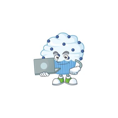 Çalışkan vanilya mavisi kek maskot tasarımı evde dizüstü bilgisayarla çalışıyor. Vektör illüstrasyonu