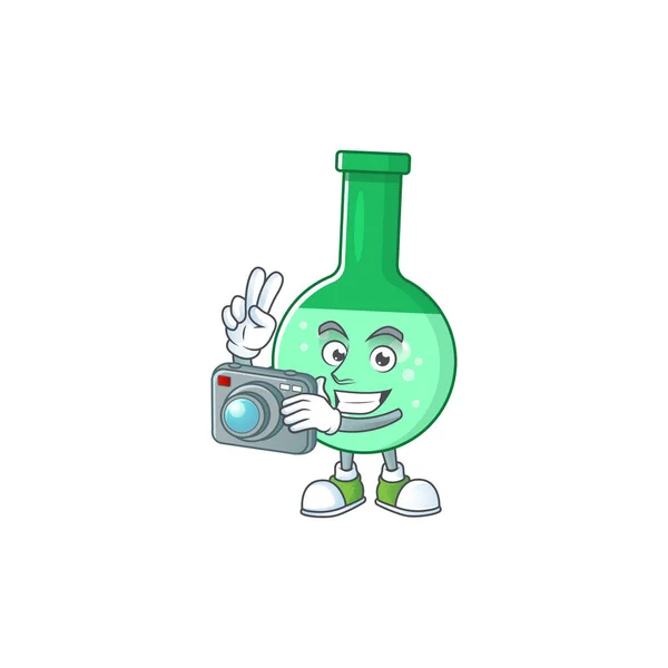 Concept de mascotte de photographe bouteille chimique verte en utilisant un appareil photo cher — Image vectorielle