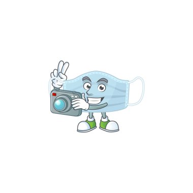 Cerrahi maske fotoğrafçısı maskot tasarımı konsepti pahalı bir kamera kullanıyor. Vektör illüstrasyonu