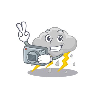 Bulut fırtınalı maskot tasarımı profesyonel bir fotoğrafçı olarak kamerayla çalışıyor. Vektör illüstrasyonu