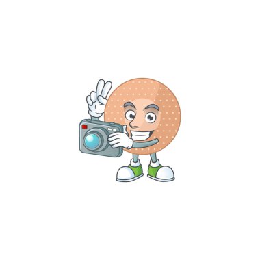 Pahalı bir kamera kullanarak yuvarlak bandajlı fotoğrafçı maskot tasarımı konsepti. Vektör illüstrasyonu