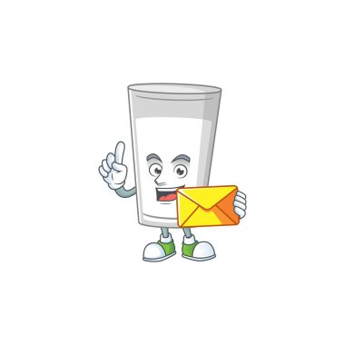 Süt maskotu tasarımının şirin yüzü kahverengi zarf getiriyor.