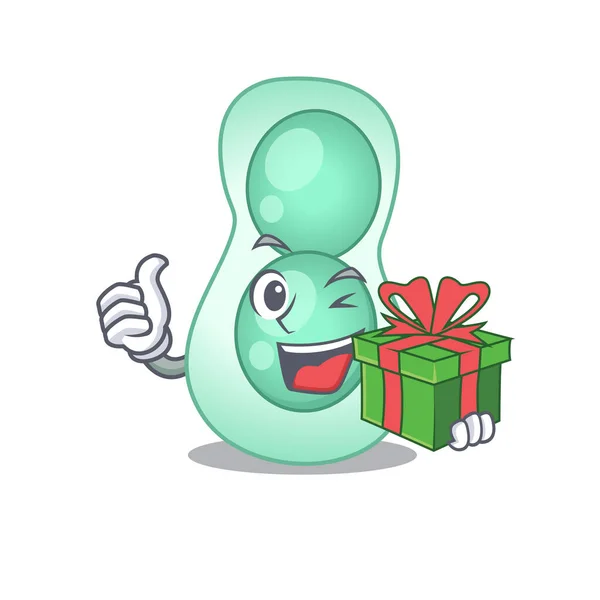 Sonriente serratia marcescens personaje de dibujos animados que tiene una caja de regalo verde — Vector de stock