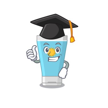 Mutlu, mezuniyet töreninde şapka takan güneş kremi karikatürü tasarımından gurur duyar.