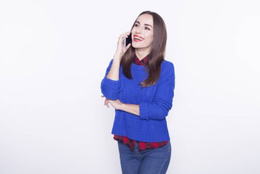 Güzel genç kız telefonda konuşuyor..