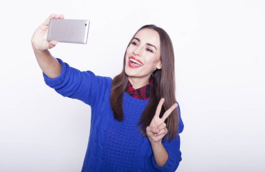 Güzel genç kız ile bir telefon selfie yapar.