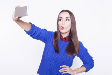 Güzel genç kız ile bir telefon selfie yapar.