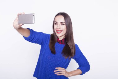Güzel genç kız ile bir telefon selfie yapar.