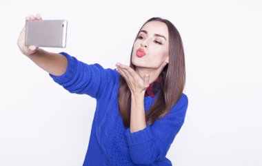 Güzel genç kız ile bir telefon selfie yapar.