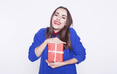 elinde bir hediye ile kız.