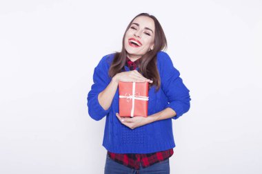 elinde bir hediye ile kız.