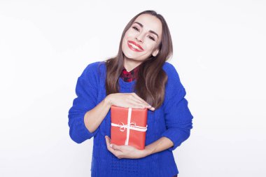 elinde bir hediye ile kız.