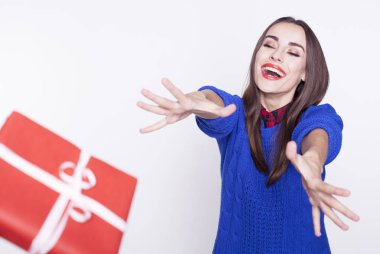 elinde bir hediye ile kız.