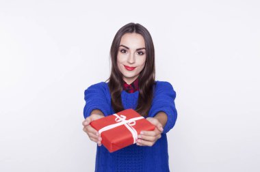 elinde bir hediye ile kız.