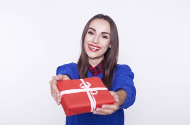 elinde bir hediye ile kız.