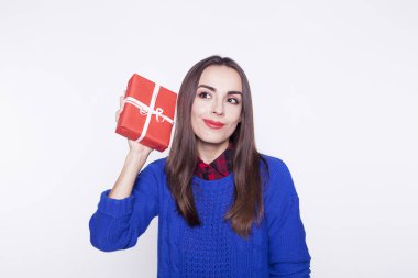 elinde bir hediye ile kız.