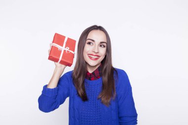 elinde bir hediye ile kız.