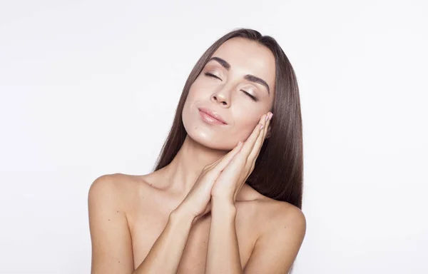 Retrato de la cara de la mujer belleza aislado sobre un fondo blanco . — Foto de Stock