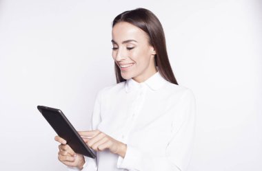 İş kadını elinde gülümseyen bir tablet ile.