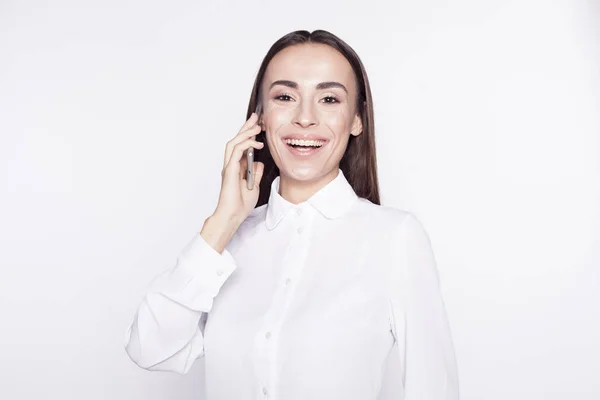 Biznes Kobieta mówi przez telefon i uśmiecha się na białym tle. — Zdjęcie stockowe