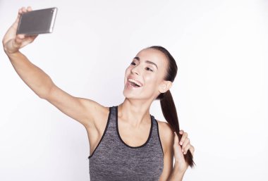 Bir güzel spor ve izole selfie yapan ve sağlıklı kız portre.