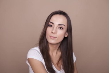Her an için teşekkür ederiz. Kameraya bakarak Beyaz tişört içinde çok güzel bir esmer kız.