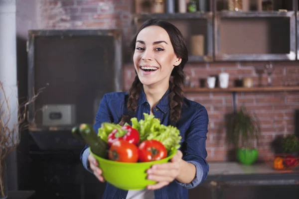 Jonge vrouw in de keuken. Gezonde voeding. Dieet. Dieet Concept. Gezonde levensstijl. Thuis koken. Eten bereiden. Zeer mooie vrolijke jonge brunette vrouw holding groenten en glimlachen. — Stockfoto