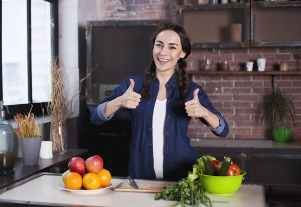 Young Woman in the kitchen. Healthy Food. Diet. Dieting Concept. Healthy Lifestyle. Cooking At Home. Prepare Food. Very Beautiful cheerful young brunette woman holding vegetables and smiling. — Stock Photo, Image