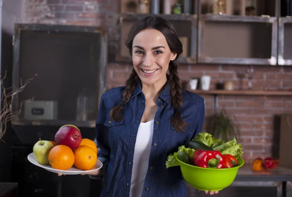Young Woman in the kitchen. Healthy Food. Dieting Concept. Healthy Lifestyle. Cooking At Home. Prepare Food. Very Beautiful cheerful young brunette woman holding fruits and vegetables and smiling. — Stock Photo, Image