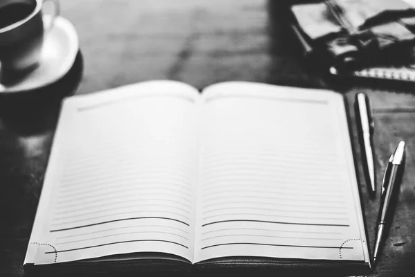 Bloc de notas en blanco con café sobre mesa de madera . —  Fotos de Stock