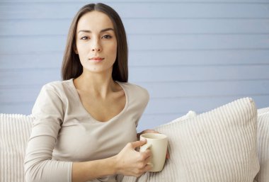 Kahve içen güzel kadın.