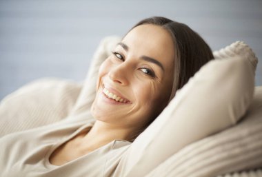 Genç bayan evde dinleniyor.