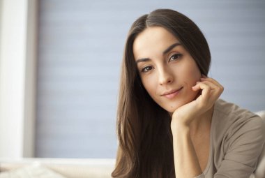 Genç bayan evde dinleniyor.