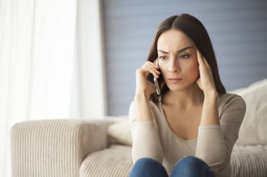 cep telefonu ile mutlu kız