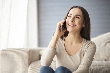 cep telefonu ile mutlu kız