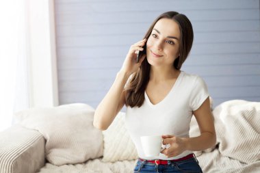 Mobile tarafından konuşma ve kahve içme kadın