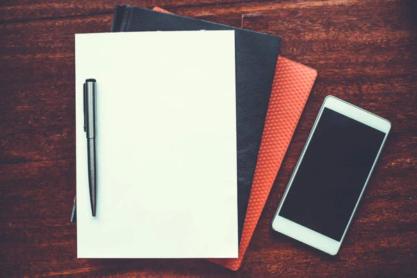 Blanco papier, koffie, telefoon op tafel. — Stockfoto