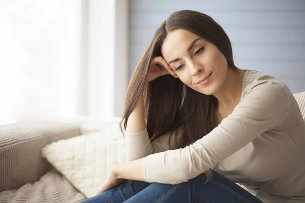 Jeune femme relaxante à la maison — Photo