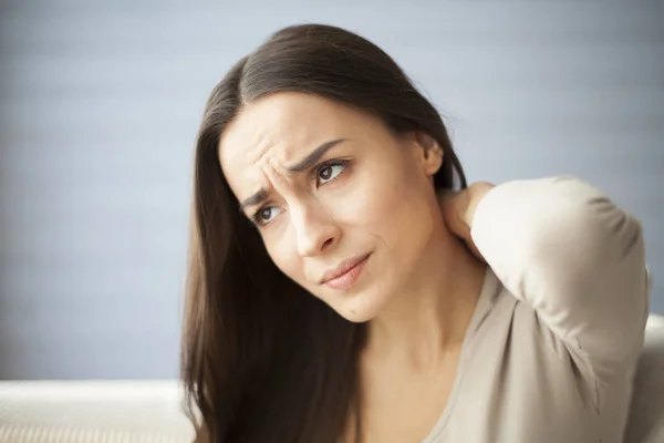 Chica con dolor de cabeza y dolor de espalda . — Foto de Stock