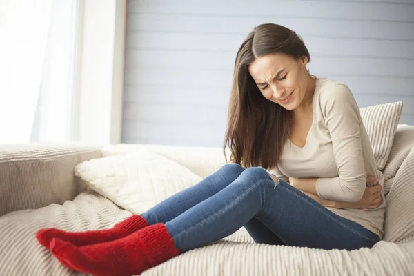 Karın ağrısı çeken bir kadın.